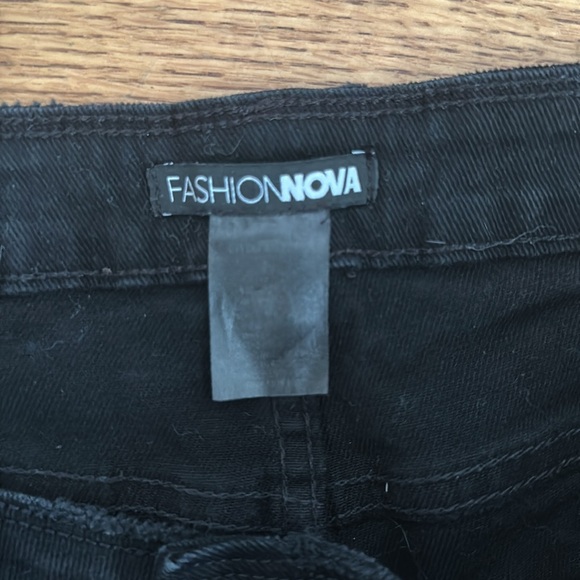 Fashion Nova black Jean shorts - Picture 3 of 4